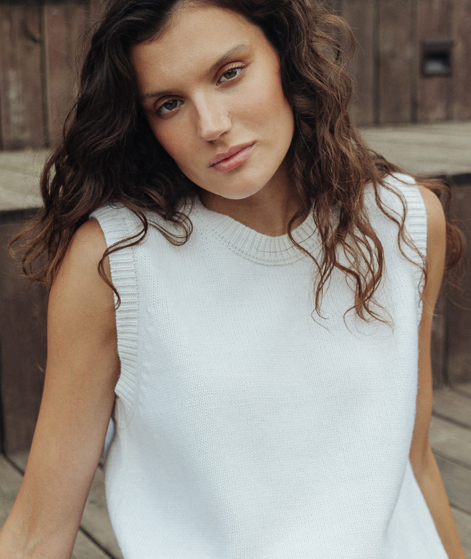 Жилет вязаный нежно